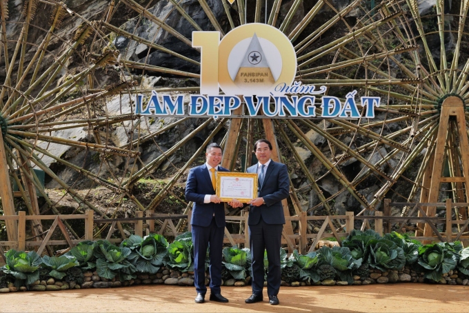 Chủ tịch UBND tỉnh Lào Cai (bên phải) trao tặng bằng khen danh dự cho đại diện Tập đoàn Sun Group vì những đóng góp hiệu quả cho sự nghiệp xây dựng, phát triển du lịch Sa Pa. Ảnh: Sun Group