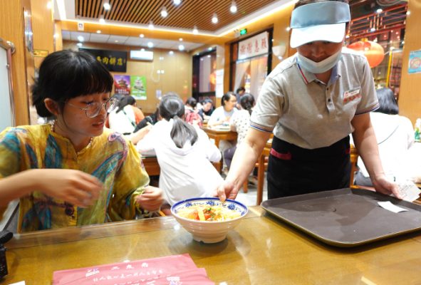 Hãy cố gắng trải nghiệm ẩm thực địa phương để hiểu hơn về điểm đến.