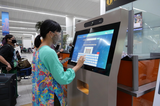 Check in online hoặc bằng máy tự động sẽ tiết kiệm thời gian. 