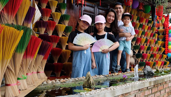 Bức ảnh hiếm hoi cả gia đình chụp trong tư thế ngay ngắn, ở làng hương Thủy Xuân, Huế.