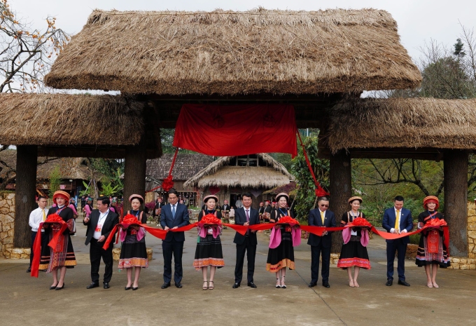Lãnh đạo địa phương cùng Tập đoàn Sun Group cắt băng khánh thành Bản Mây Fansipan. Ảnh: Sun Group