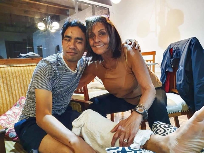 Noah được bà chủ nhà ở Colombia chăm sóc sau khi bị nhóm cướp tấn công.