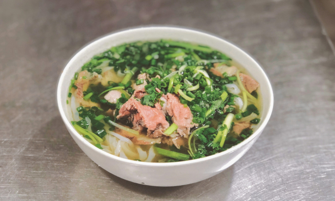 Bát phở tại một quán ở quận Đống Đa, Hà Nội - nơi khách vẫn xếp hàng như thời bao cấp. Ảnh: Quỳnh Mai
